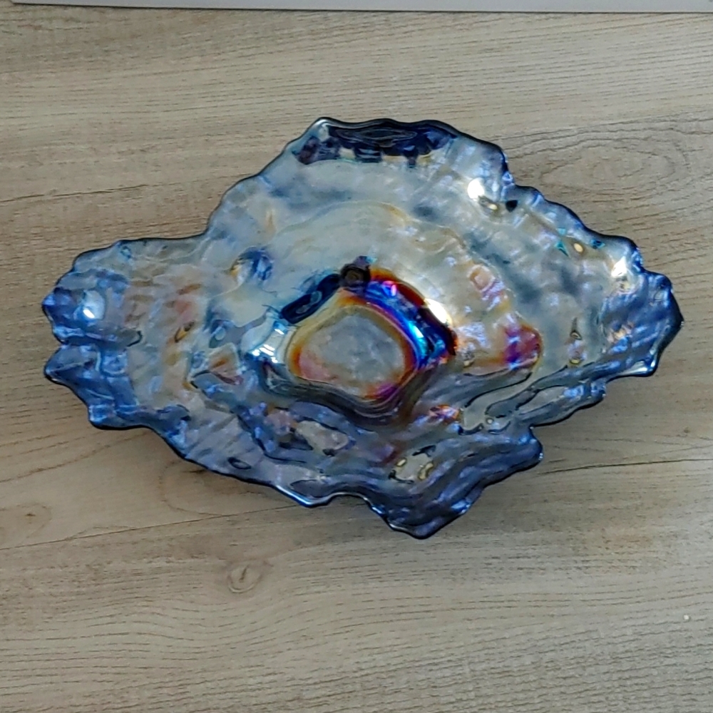 Iridescent serving bowl